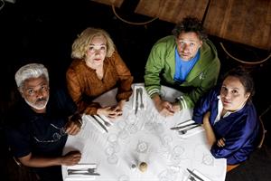 Bien qu'ils se sourient, on sent bien qu'ils se méfient... 