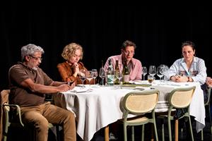 Bien qu'ils se sourient, on sent bien qu'ils se méfient... 