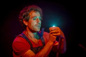 Drôle et poétique, ce spectacle unique en son genre donne vie aux obje