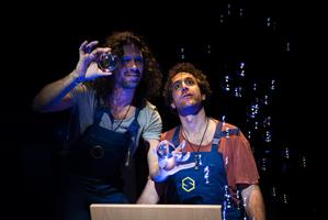 Drôle et poétique, ce spectacle unique en son genre donne vie aux obje