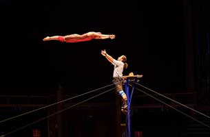 Des artistes de cirque