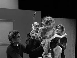 Ce spectacle de théâtre et marionnettes, avec une bibliothèque pour dé