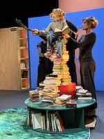 Ce spectacle de théâtre et marionnettes, avec une bibliothèque pour dé
