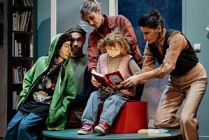 Ce spectacle de théâtre et marionnettes, avec une bibliothèque pour dé