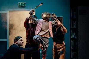 Ce spectacle de théâtre et marionnettes, avec une bibliothèque pour dé
