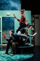 Ce spectacle de théâtre et marionnettes, avec une bibliothèque pour dé