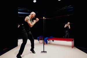 Un homme seul sur scène