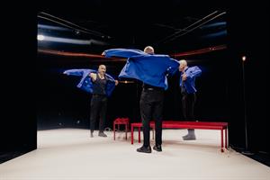 Un homme seul sur scène