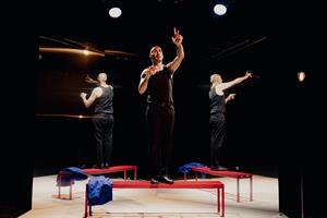 Un homme seul sur scène