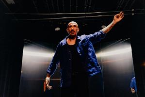 Un homme seul sur scène