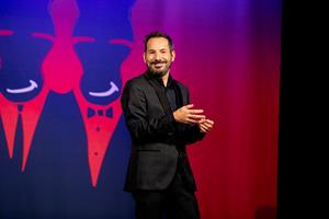 Deux humoristes sur scène