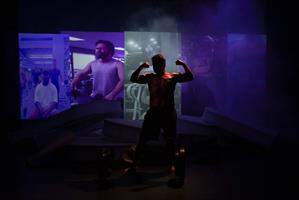 L’Infiltré, solo en trois parties, s’ouvre comme une conférence sur le