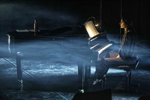 Un jeune chanteur se prépare à interpréter un opéra consacré à Abel et