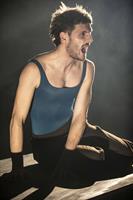 Un jeune chanteur se prépare à interpréter un opéra consacré à Abel et