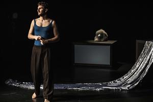 Un jeune chanteur se prépare à interpréter un opéra consacré à Abel et