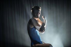 Un jeune chanteur se prépare à interpréter un opéra consacré à Abel et