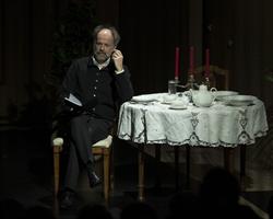 Denis Podalydès qui lit des livres