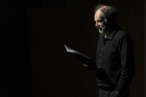 Denis Podalydès qui lit des livres