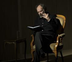 Denis Podalydès qui lit des livres