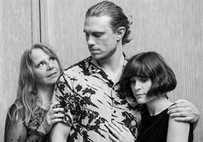 Trois personnes en noir et blanc