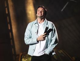 En un mot : je suis Alexis Tramoni, je suis venu vous partager ma vie,