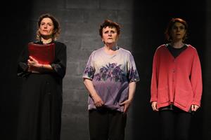 Trois femmes sur scène
