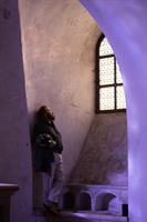 Comédiens dans l'église