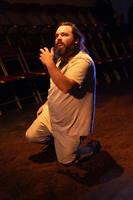 Comédiens dans l'église