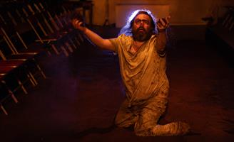 Comédiens dans l'église