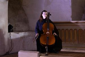 Comédiens dans l'église