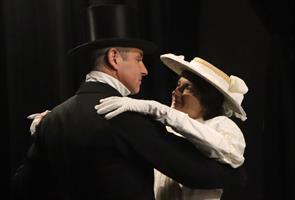 Deux personnes sur scène