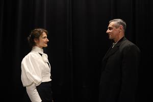 Deux personnes sur scène