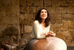 Une femme sur scène