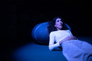 Une femme sur scène