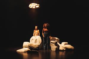 Doué·e·s est une fiction où s’entrecroisent sciences sociales, science