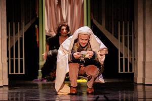 Inspirée du Barbier de Séville, Seuls mes cheveux sont gris est une co