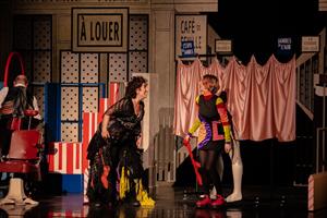 Inspirée du Barbier de Séville, Seuls mes cheveux sont gris est une co