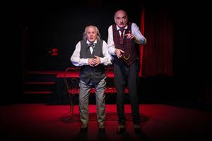 Deux hommes sur scène