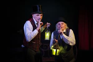 Deux hommes sur scène