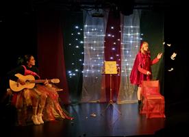 Deux comédiennes sur scène