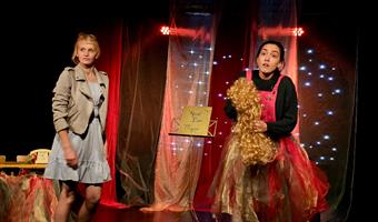 Deux comédiennes sur scène