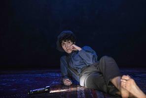 Dans un immeuble parisien se succèdent les différents locataires : Fla