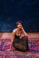 Dans un immeuble parisien se succèdent les différents locataires : Fla