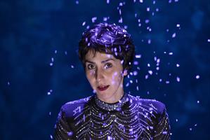 Dans un immeuble parisien se succèdent les différents locataires : Fla