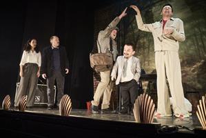 Après le succès de Faux British, découvrez au Théâtre de la Tour Eiffe