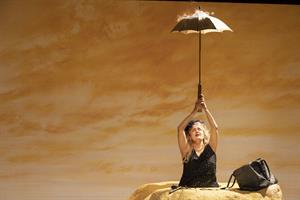 Dominique Valadié sous le sable