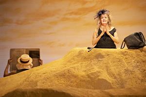 Dominique Valadié sous le sable