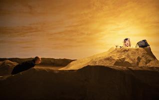 Dominique Valadié sous le sable