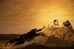 Dominique Valadié sous le sable