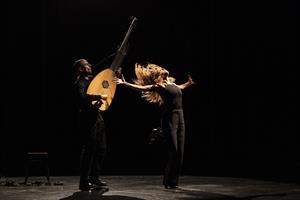 Une femme s’affirme, debout face à l’adversité. Une nouvelle virtuosit